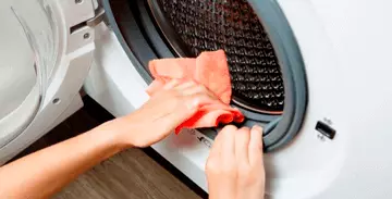 Máquina de lavar vazando água