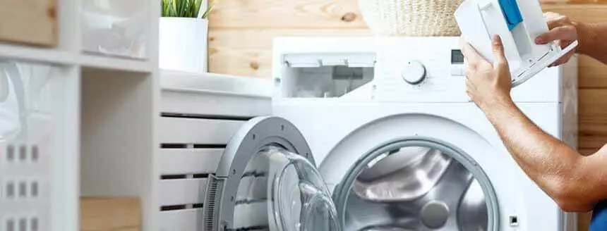 Máquina de lavar vazando água: saiba como resolver