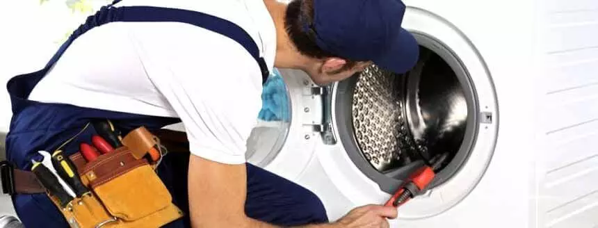 Máquina de lavar vazando água: saiba como resolver